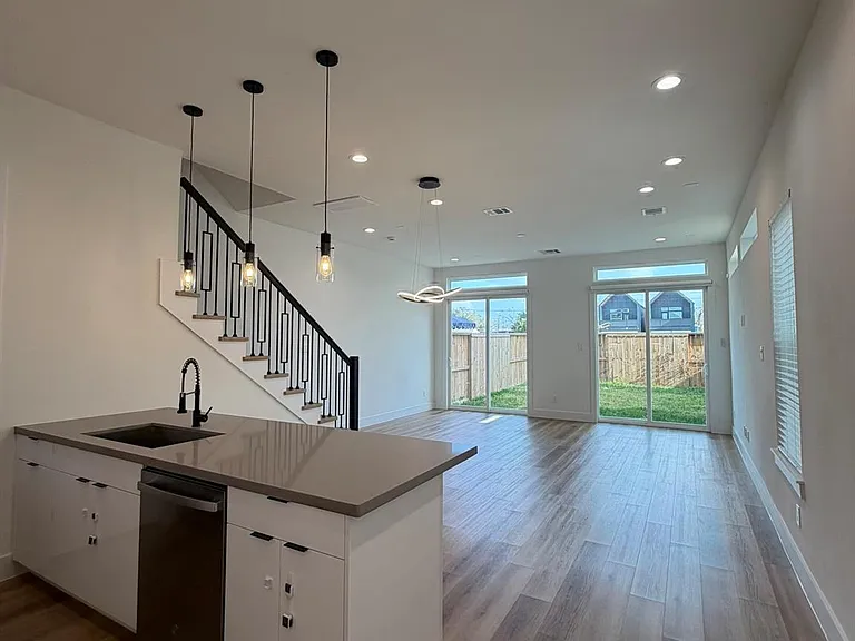 6733 Peerless St — Photo 5