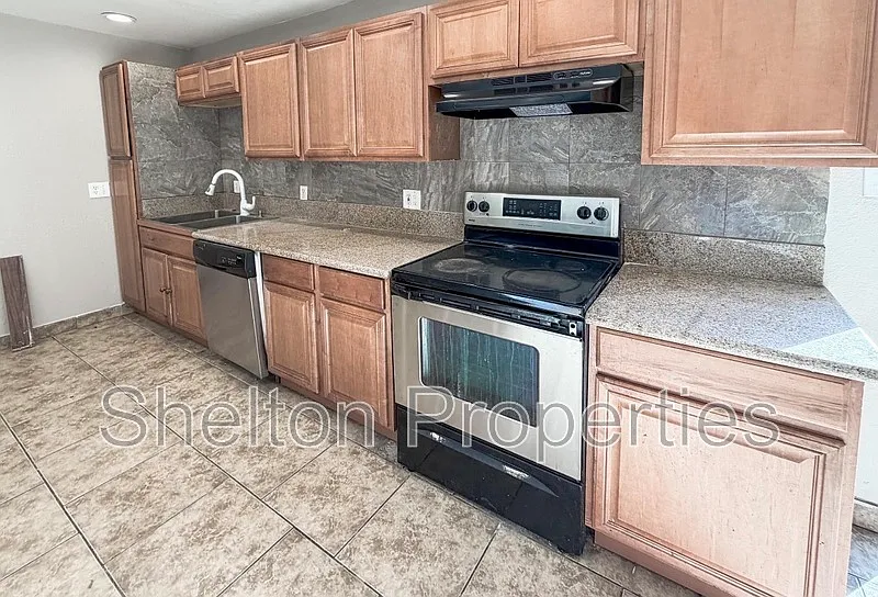 7 bed, 3.0 bath, 1920 sqft, $3,500 — Photo 2
