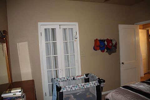 Mstr bed, door to lvng rm