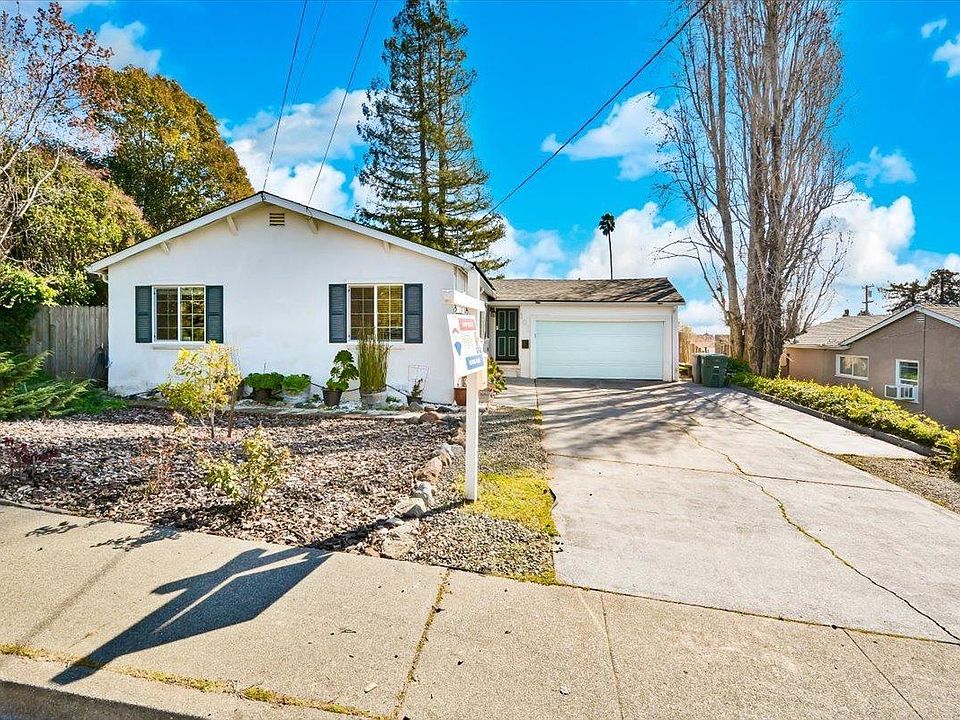 1st image of 105 Carmel Dr