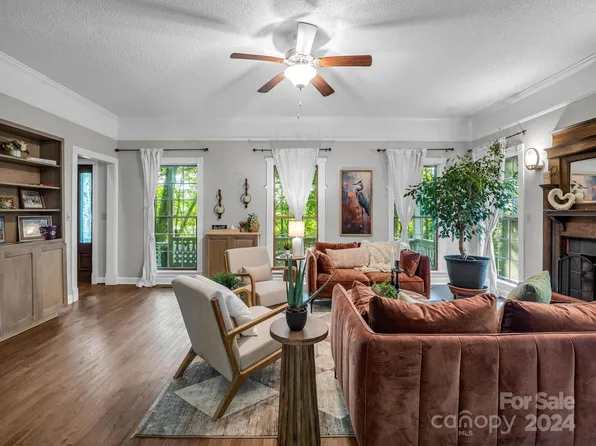 1053 Old Town Way, Hendersonville, NC 28739