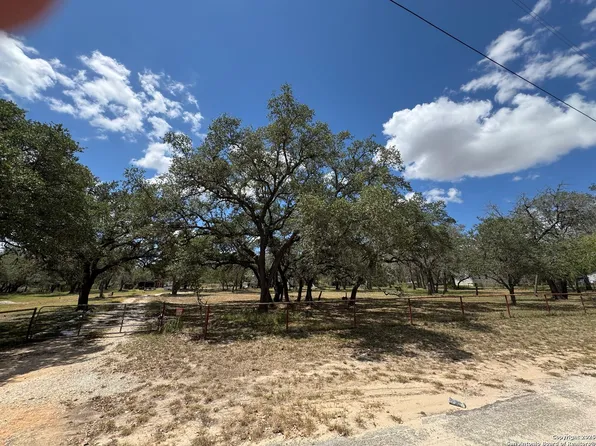 149 Moss, Adkins, TX 78101