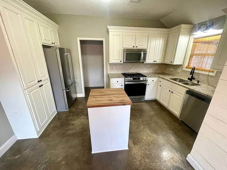 106 Harvey Cir — Photo 5