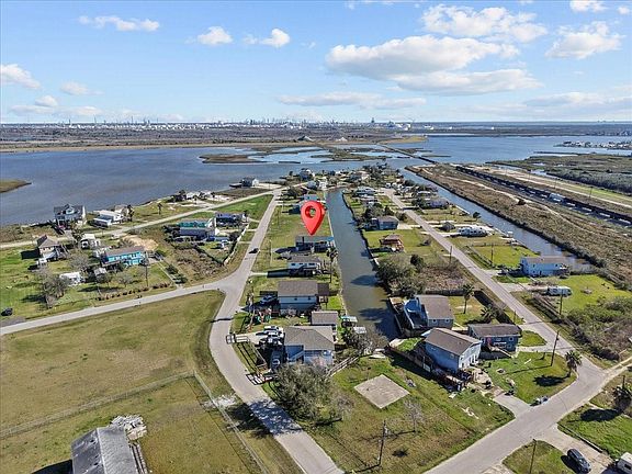 4th image of 6931 W Holiday St