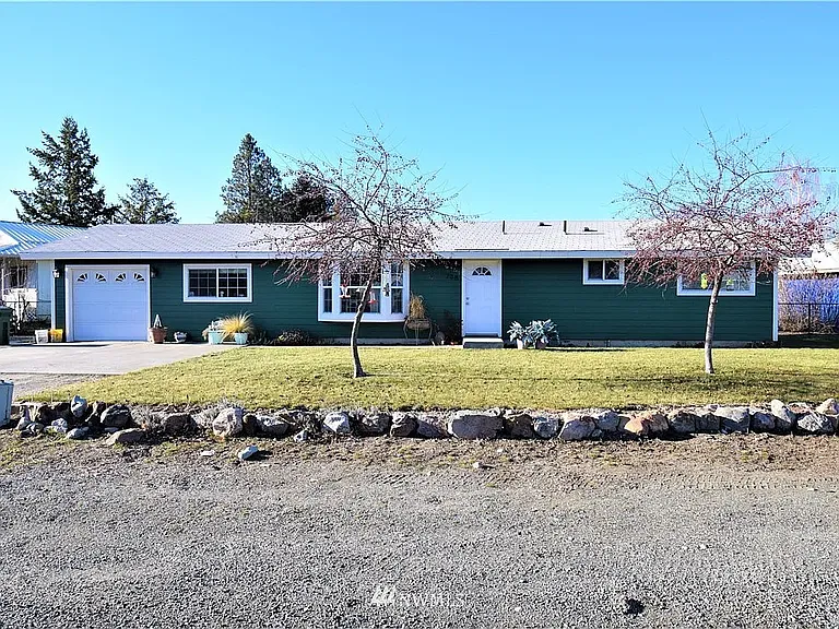 738 Ridge Pl — Photo 3