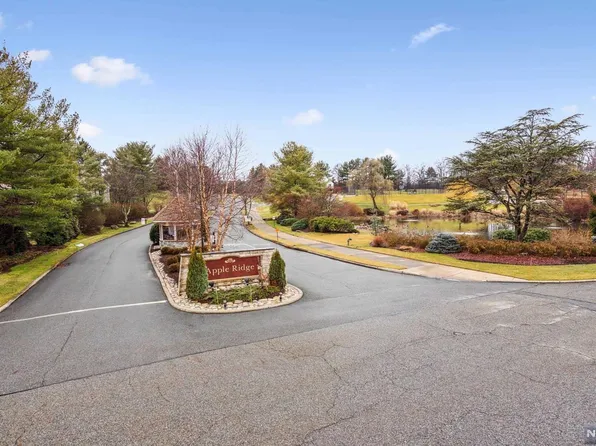 7 Litchult Ln, Mahwah, NJ 07430