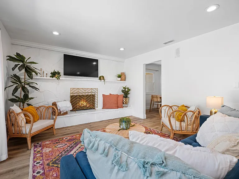 16002 Warren Ln — Photo 37