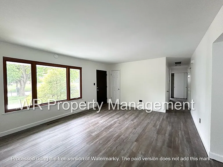 7076 Middlebury Dr — Photo 7