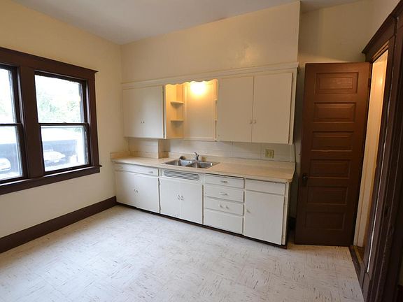 4th image of 210 Lincoln St