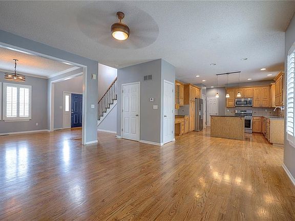 5th image of 913 Village St
