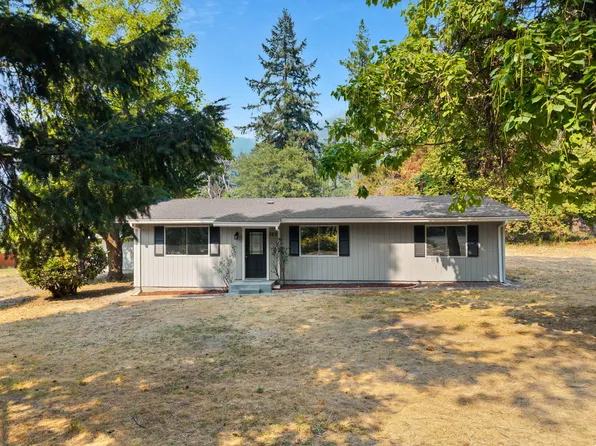 323 Sunset Pl, Willow Creek, CA 95573