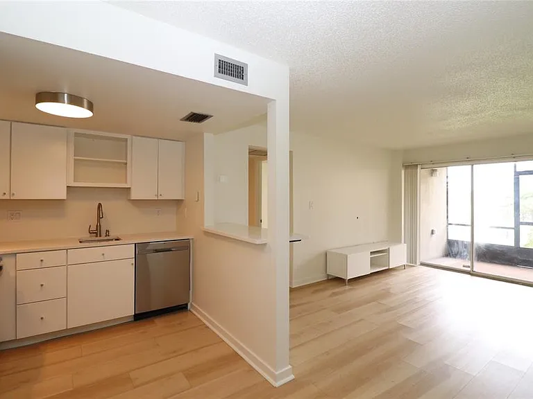 618 Orange Dr #207 — Photo 6
