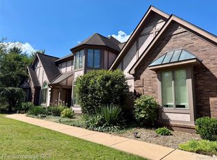 12088 Pinebrook Ln, South Lyon, MI 48178