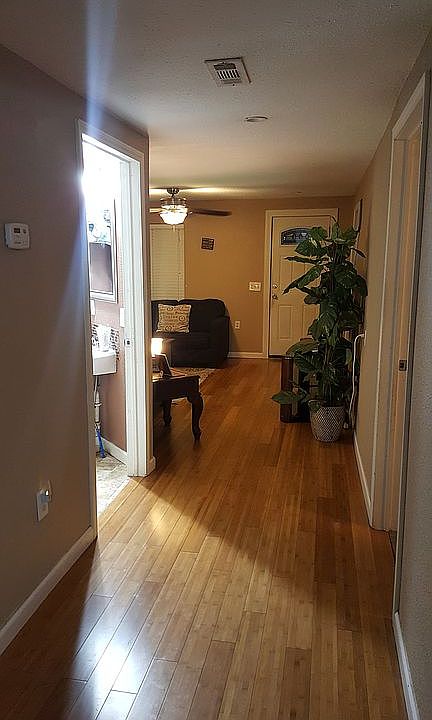 1st image of 105 W Oak St