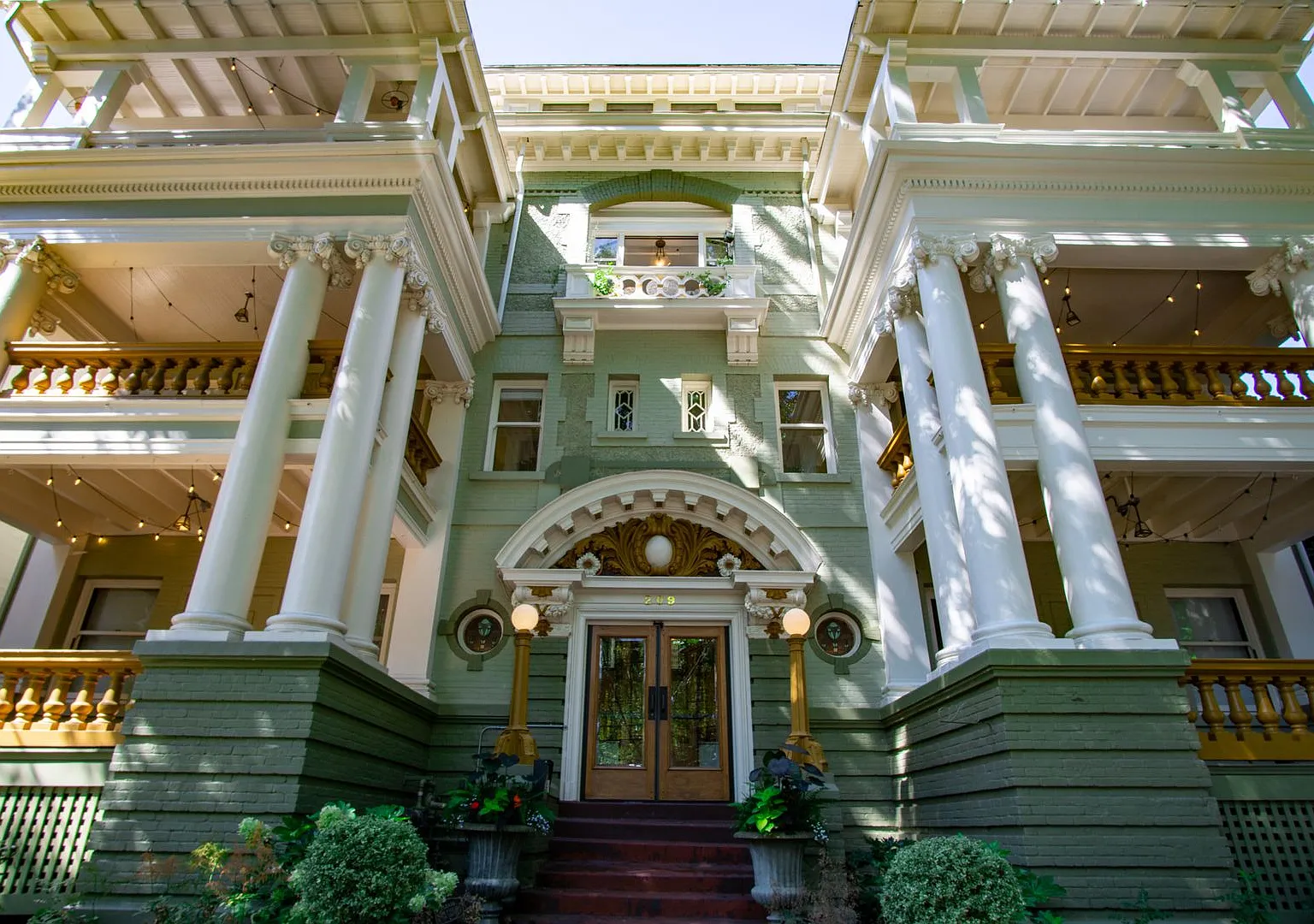Gorgeous 2 Bedroom in Historic NW Building You Have GOT to See to Believe! — Photo 2