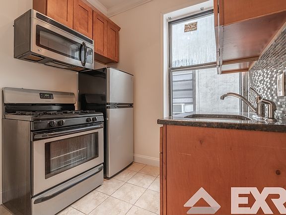 4th image of 433 Rogers Ave #11L
