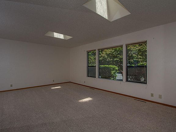 4th image of 2106 Greenbriar Ln