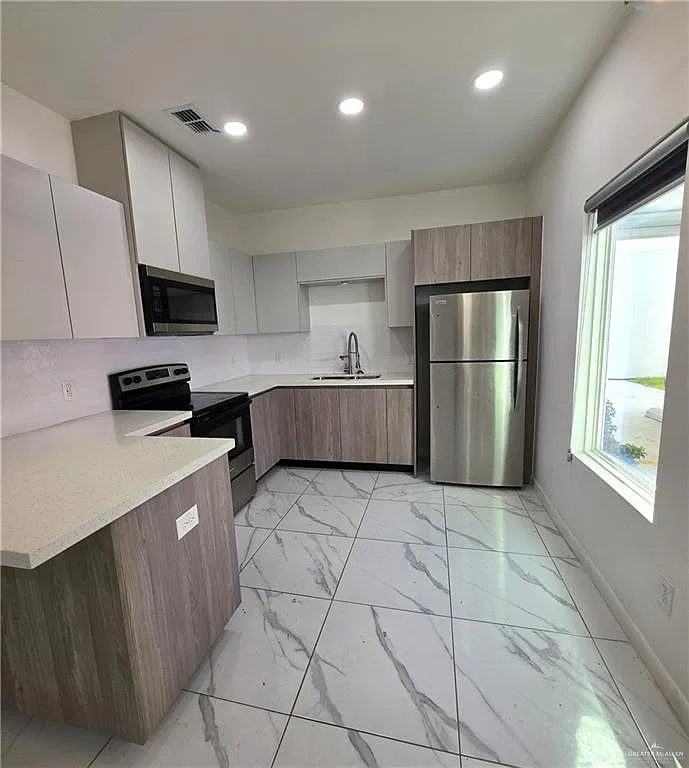 3201 Magdalena St — Photo 2