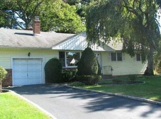 18 Sprucetree Ln, Huntington Station, NY 11746