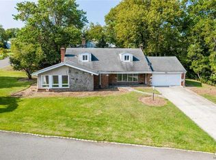 10 Stevenson Dr, Great Neck, NY 11023