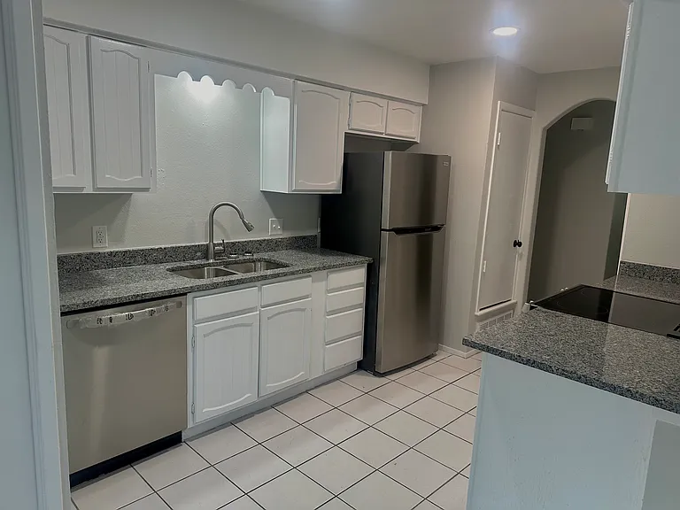 1108 Crepe Myrtle Ct — Photo 4