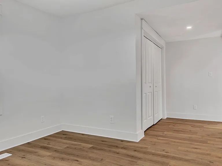 402 England St E — Photo 20