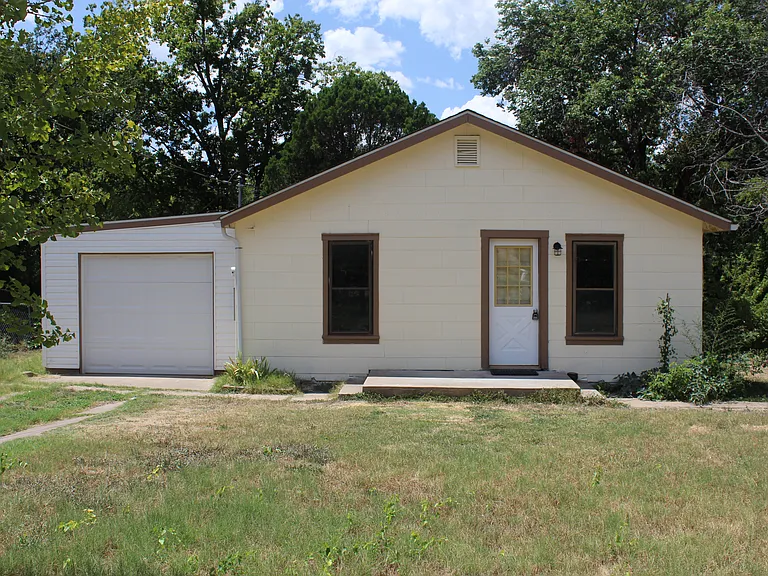 6075 Anahuac Ave — Photo 1