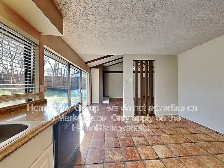 1402 Fair Oaks Blvd — Photo 2