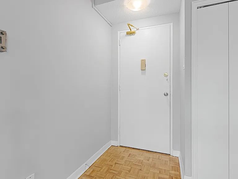 270 Somerset St W #906 — Photo 11