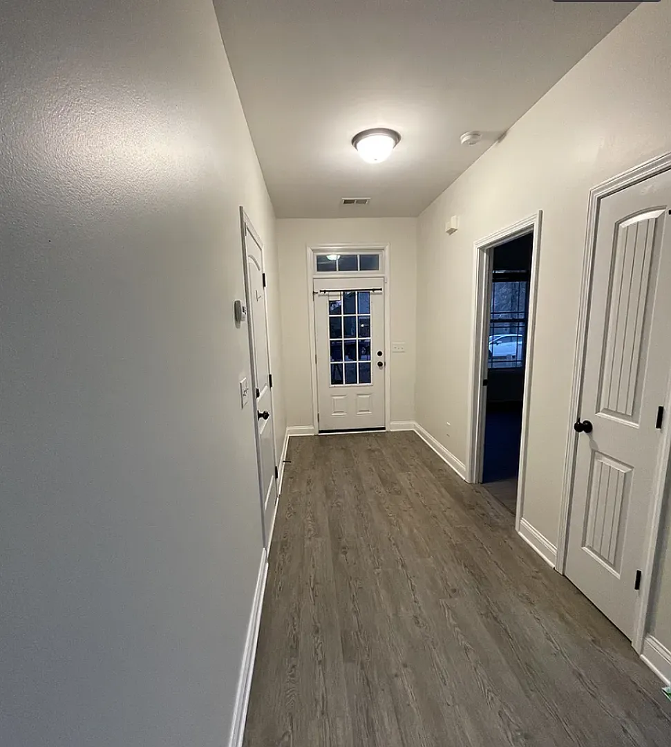 Building Photo - 978 Farnsworth Dr