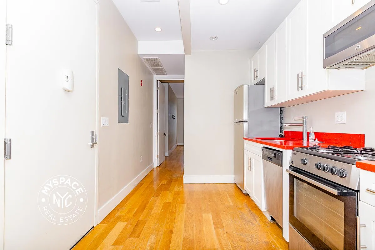 Building Photo - 252 Melrose St #2L
