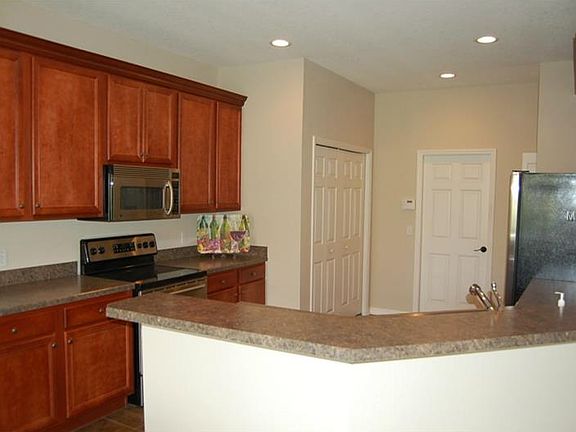 3rd image of 4440 Strathmore Dr