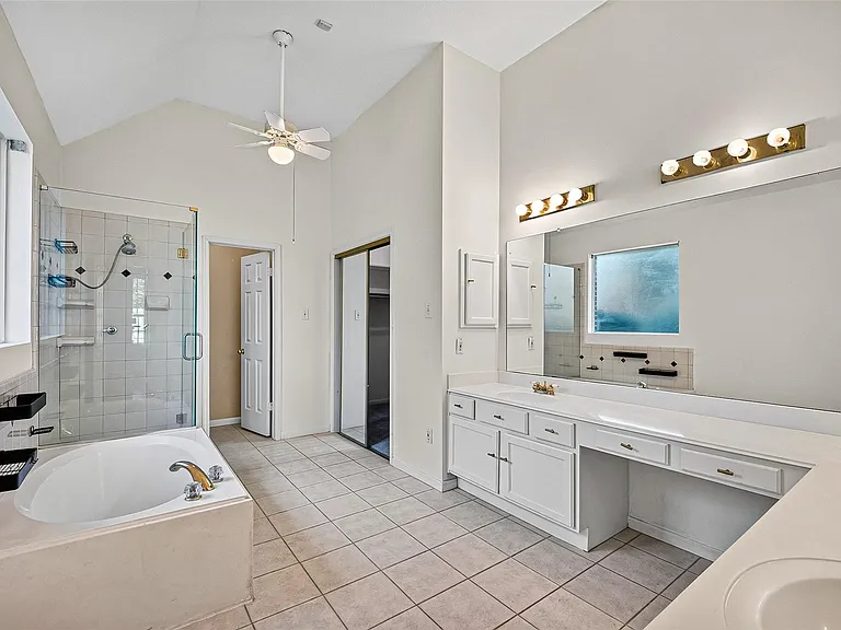 2411 Charter Oaks Ct — Photo 16