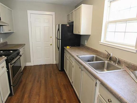 3rd image of 441 Charles Ave SE