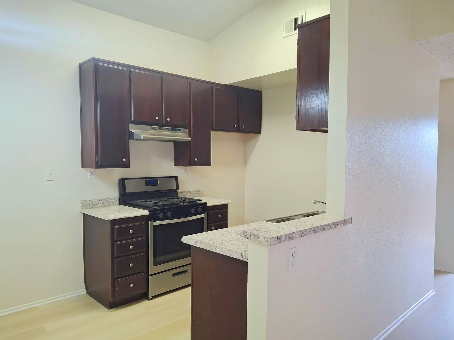 2 bed, 900 sqft, $2,600 — Photo 2