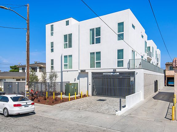 3rd image of 10928 S Inglewood Ave #205