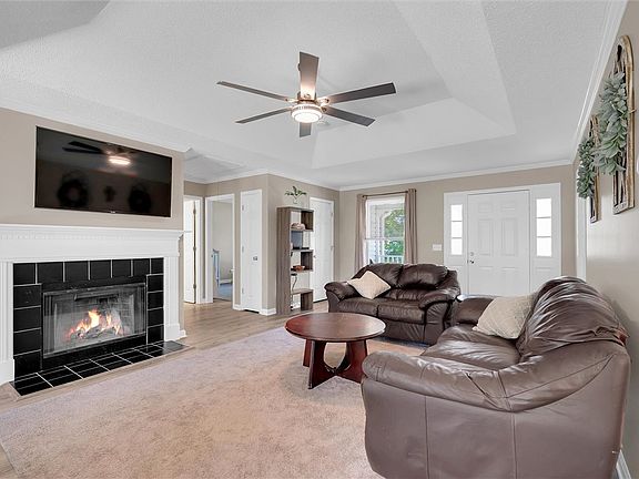 5th image of 302 Foxfire Dr