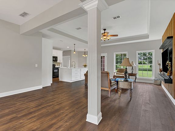 5th image of 580 Laurel Ln