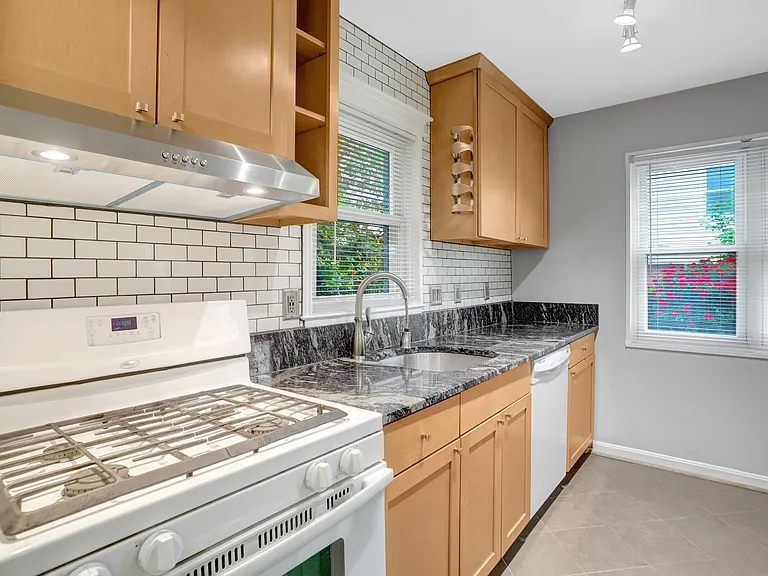 2340 Fairview Ter — Photo 2