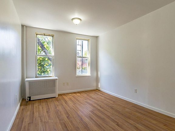 2nd image of 1024 E 219th St #1