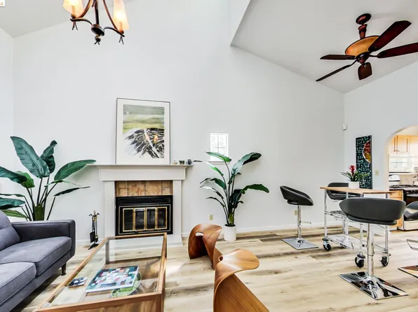 7574 Mountain Blvd APT 8, Oakland, CA 94605