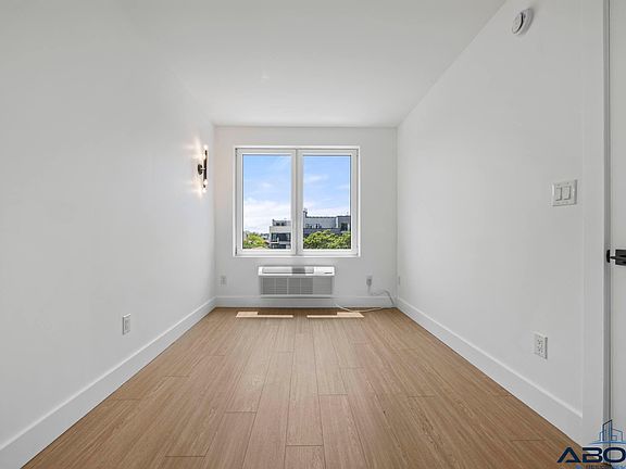 4th image of 134 Erasmus St #2C