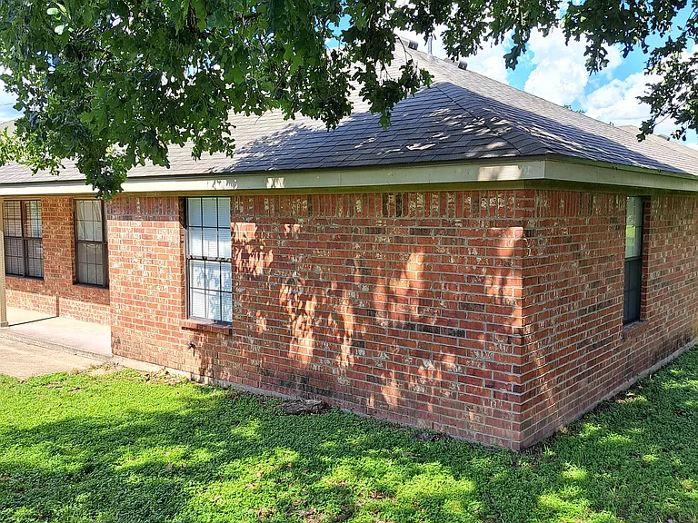 806 Redwood Ln — Photo 4