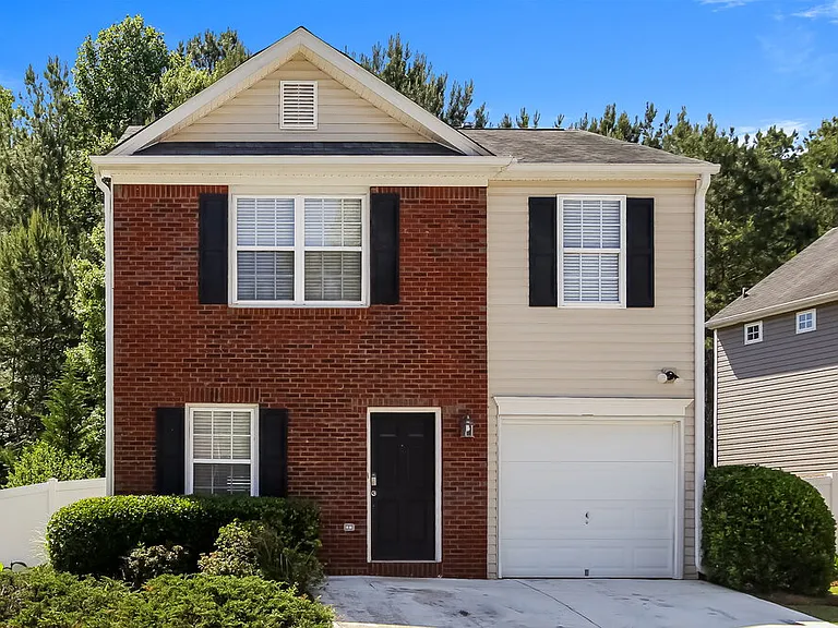 136 Oak Grove Pl — Photo 1