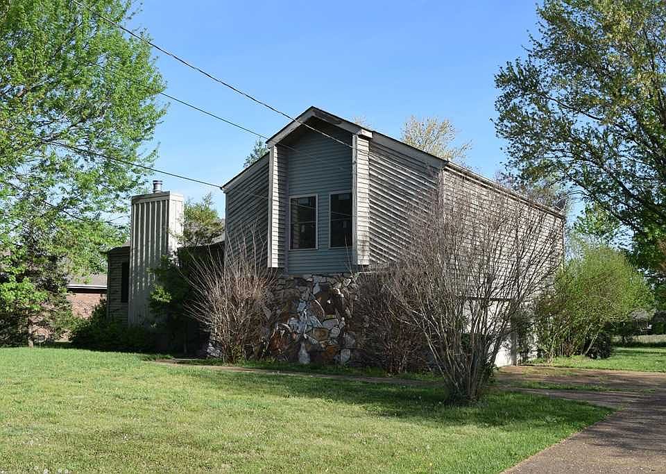 1st image of 404 Camelot Dr