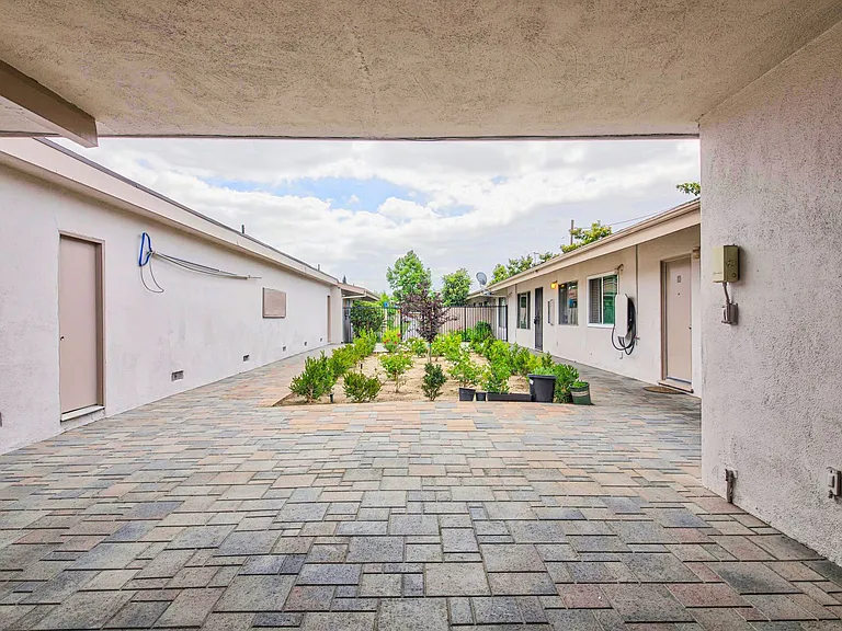 147 S Magnolia Avenue — Photo 33