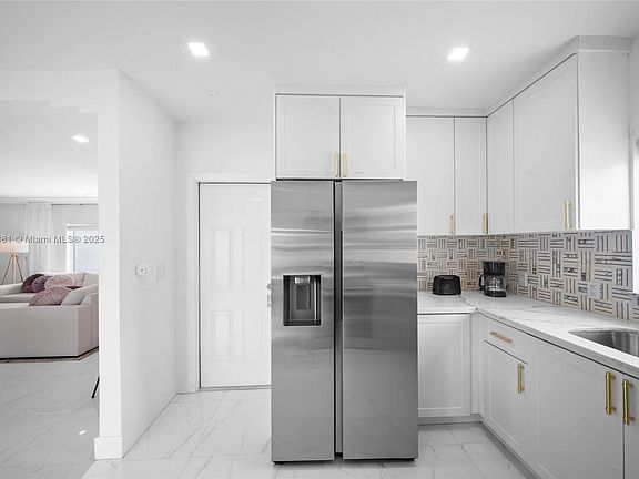 5th image of 1625 Hollywood Blvd #1