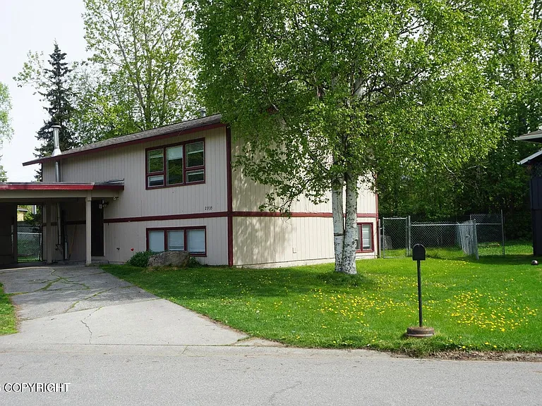 2935 Donington Dr — Photo 3