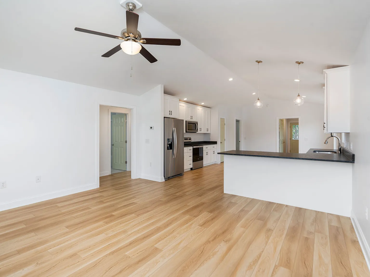 3 bed, 1326 sqft, $1,895 — Photo 3