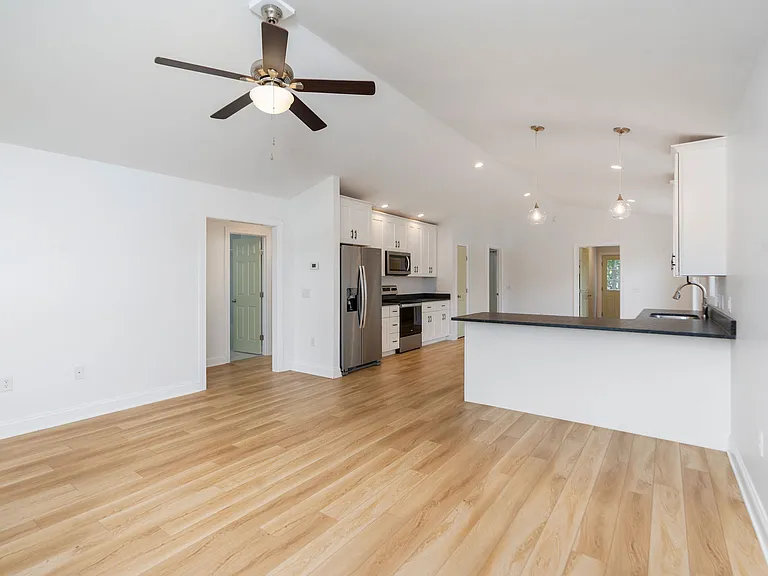 562 N Bayard Ave — Photo 3